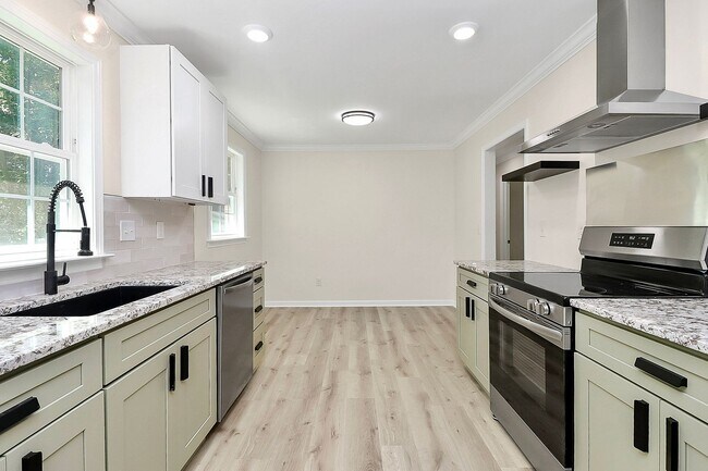 Foto del edificio - Brick Ranch w/Great Yard! Minutes From Upt...