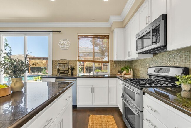 Foto del edificio - 5 Bed 3 Bath Jewel of Roseville