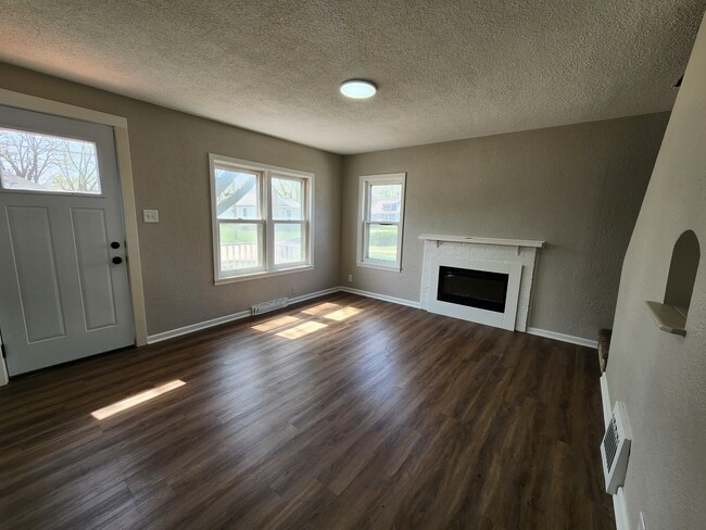 Building Photo - 608 6th St NW