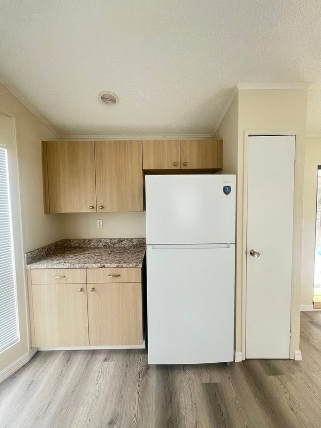 Building Photo - Beautifully Renovated 1/1 in South Zephyrh...