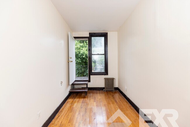 Foto del edificio - 279 Menahan St