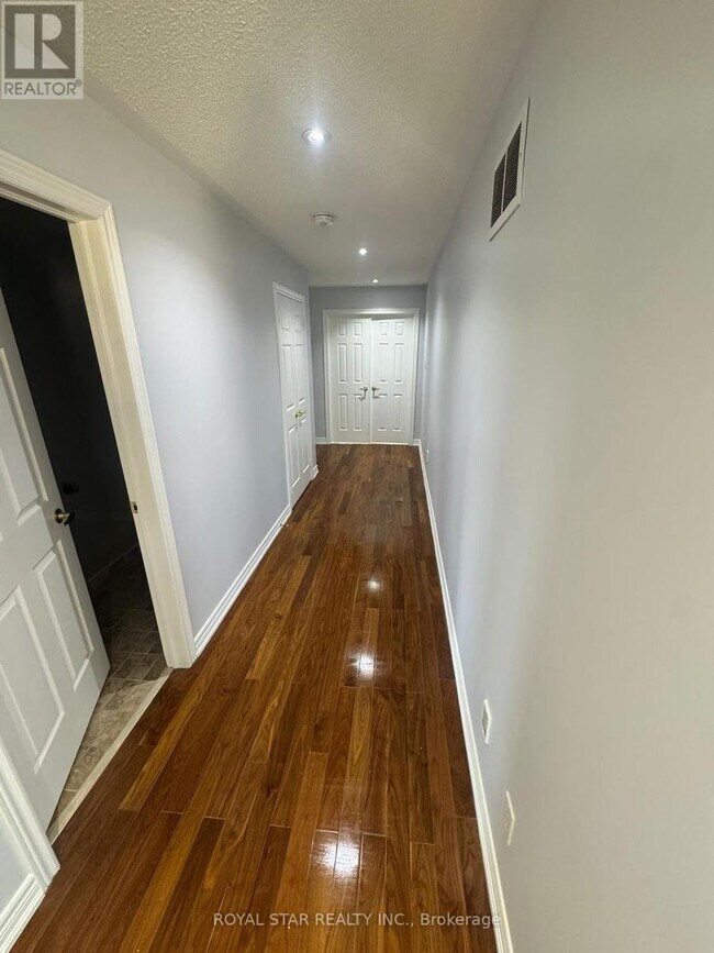 Photo du bâtiment - 300 Wrigglesworth Crescent