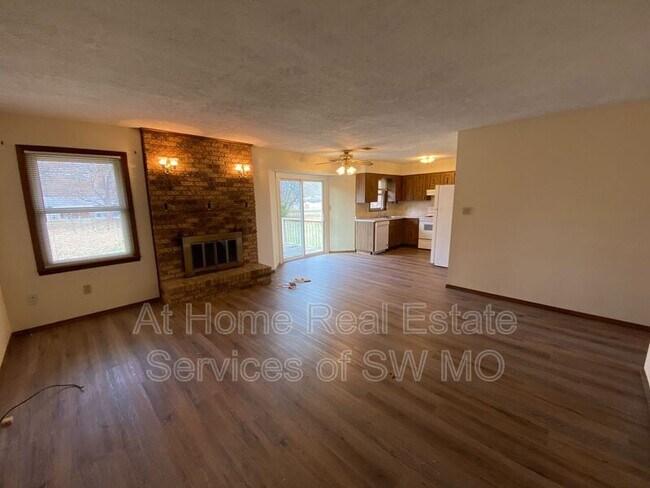 Building Photo - 2917 S Market Ave