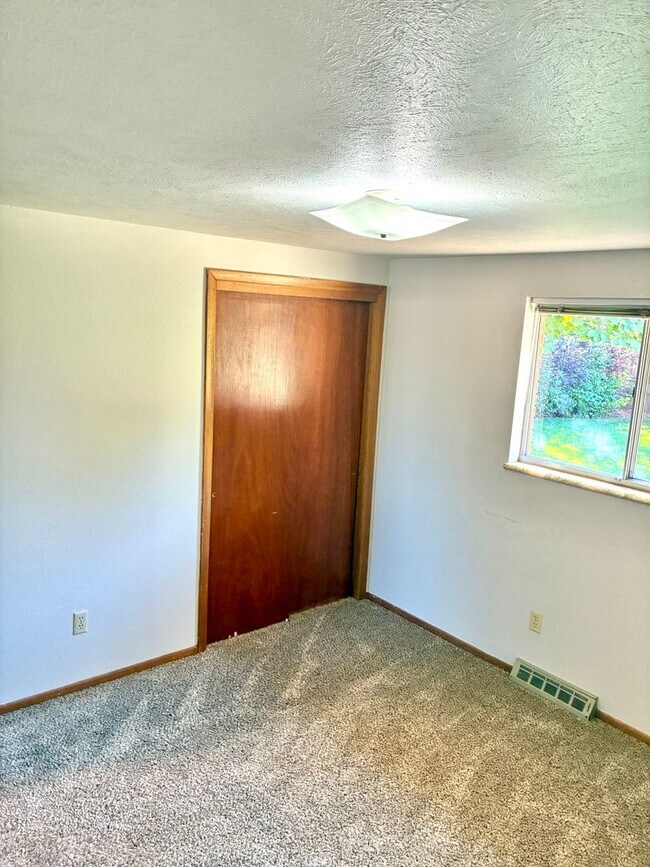 Foto del edificio - 3 Bedroom, 1 Bath Home with 1 car attached...