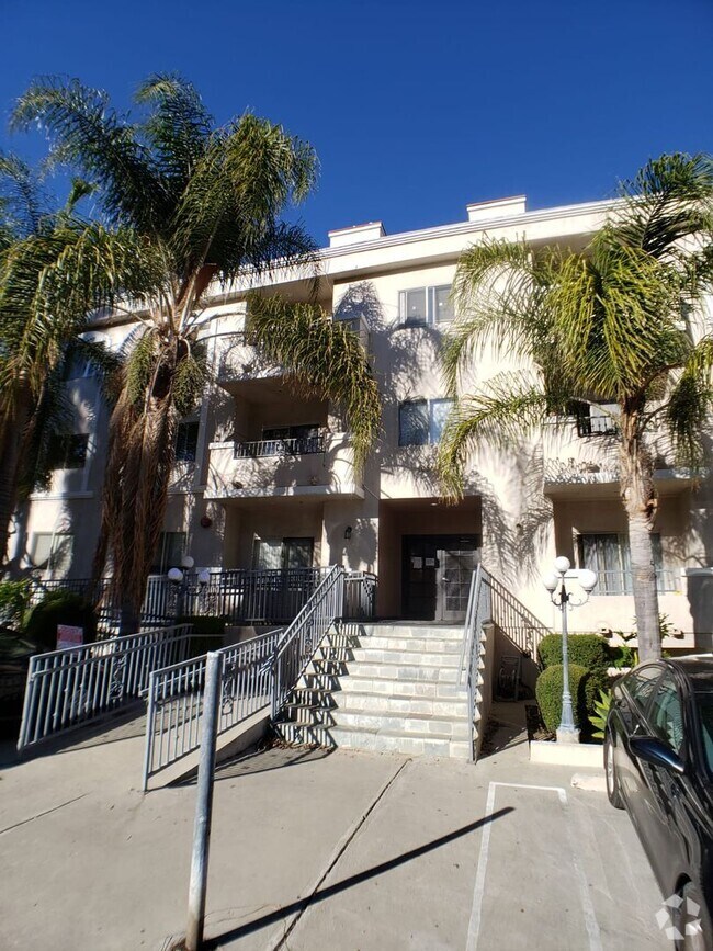 Building Photo - 10849 Fruitland Dr