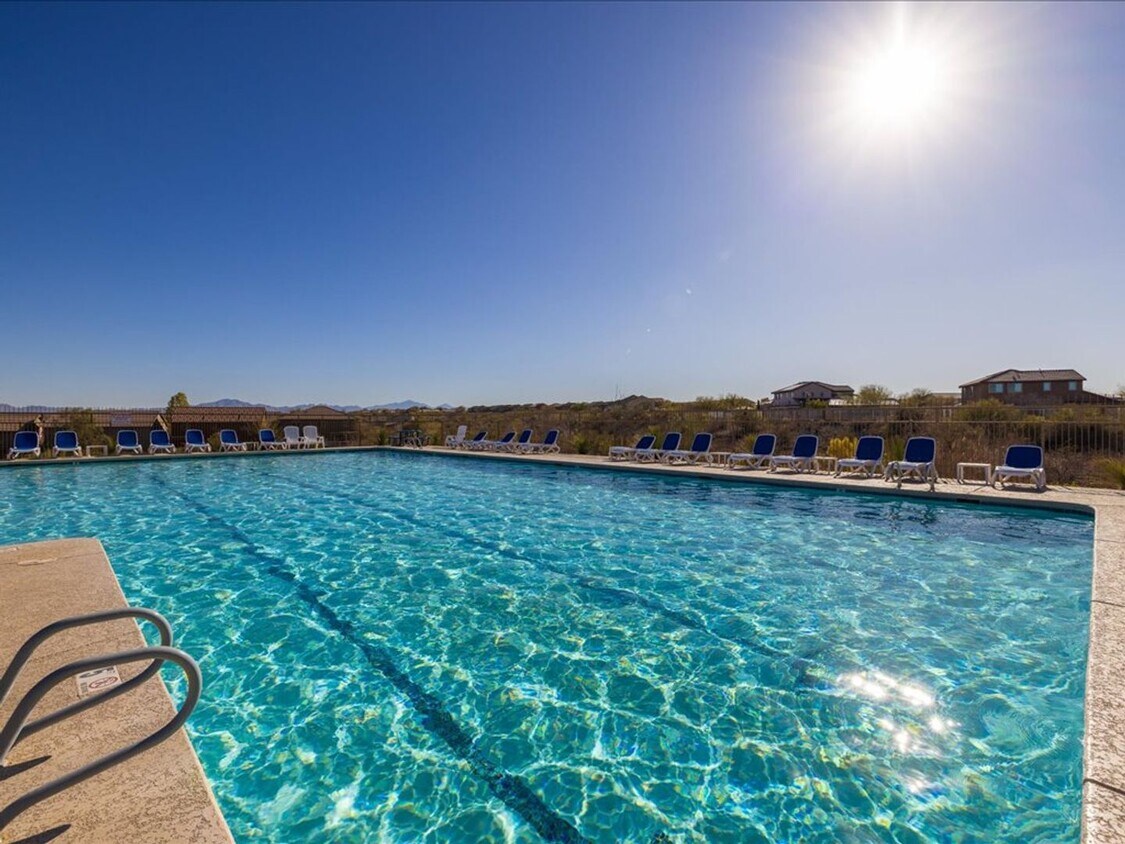 Foto principal - 4 Bedroom, 2.5 Bath COMMUNITY POOL!