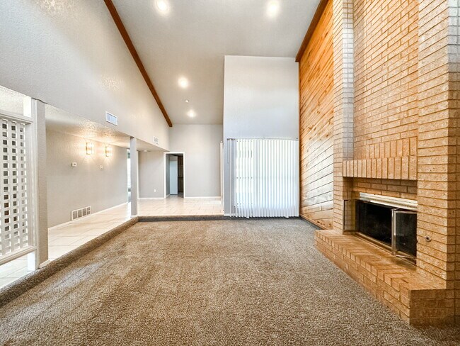 Foto del edificio - Newly Updated 2 Story Duplex
