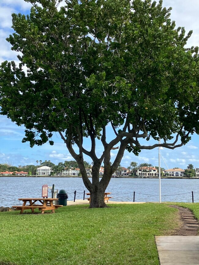 Foto del edificio - 180 Yacht Club Way