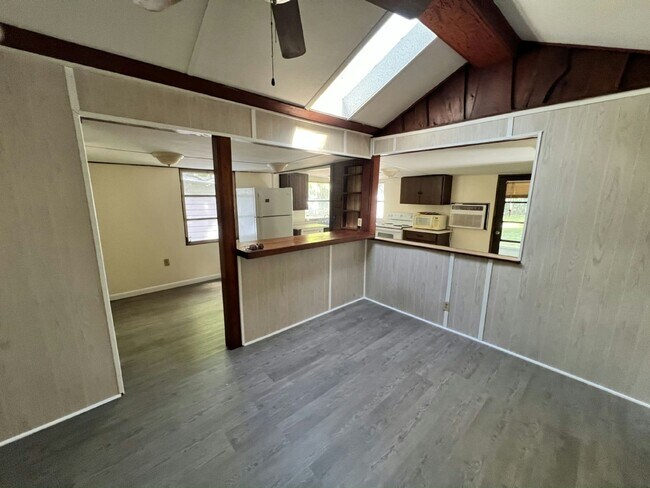 Foto del edificio - 7955 Elliott Rd