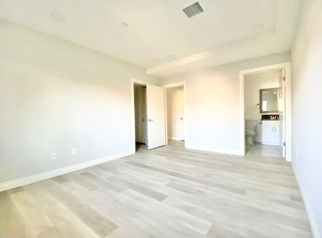Building Photo - 407 N Harvard Blvd