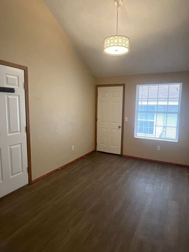 Foto del edificio - Check this out!!! Great duplex ready for y...