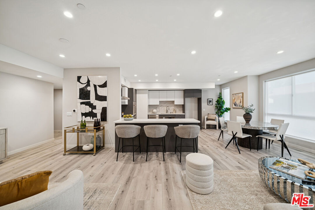 Foto principal - 1051 S Corning St
