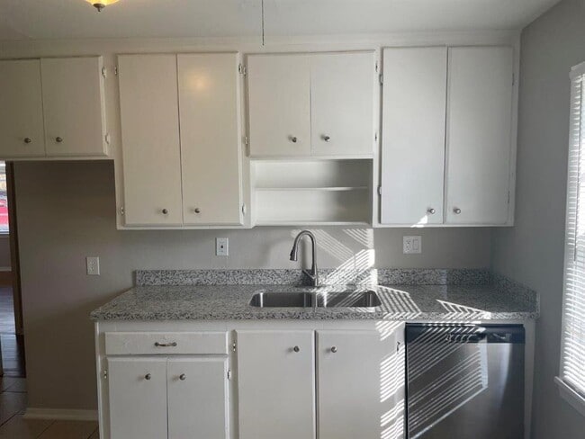 Building Photo - 1232 Chevy Chase Dr