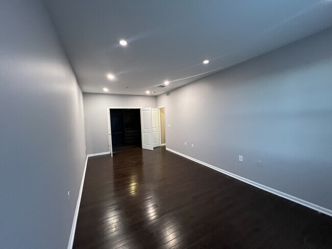 Building Photo - 1209 Summit Ave