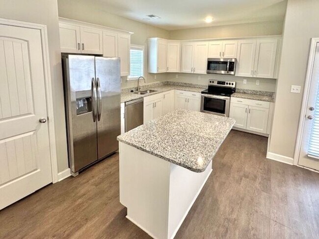 Foto del edificio - Now Leasing a brand new 4-bedroom 2.5 bath...