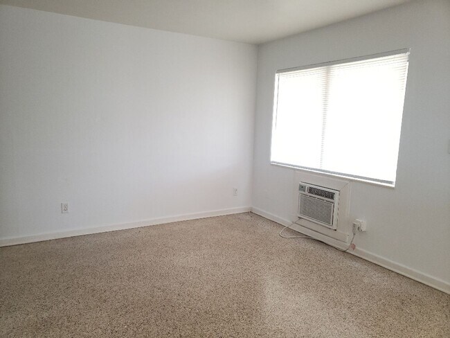 Building Photo - WR-2 Bliss Duplex