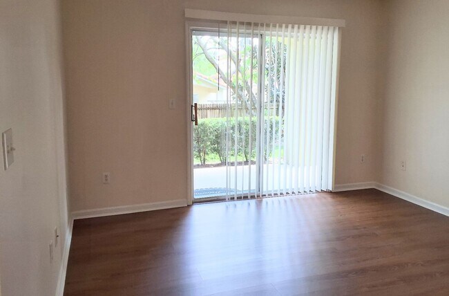 Building Photo - For Rent Beautiful 2/2 First Floor Condo a...