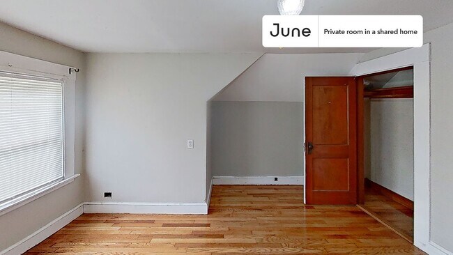 Foto del edificio - Private bedroom in 4 bed/1 bath Home