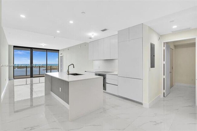 Foto del edificio - 700 NE 24th St