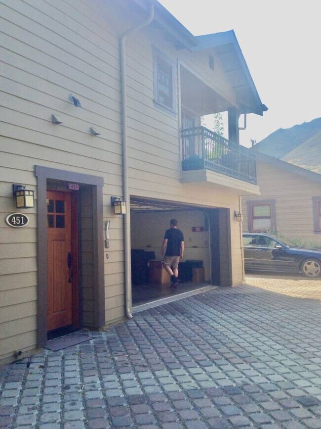 Building Photo - 3 Bedroom/2 Bath Downtown SLO