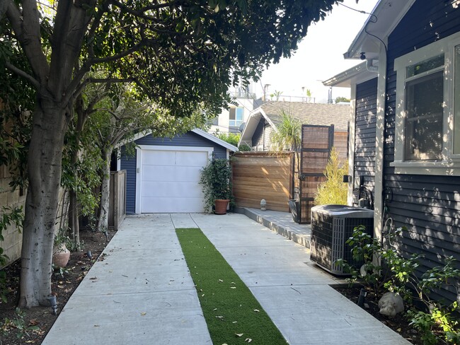 Building Photo - 7022 De Longpre Ave