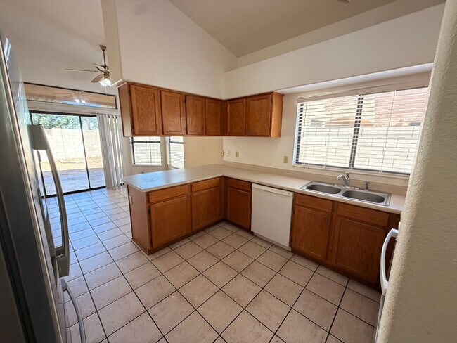 Foto del edificio - Warm & Charming single level 3 x 2 Home in Stonebridge Lakes!!