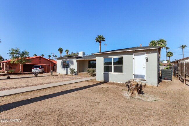 Building Photo - 919 N Gilbert Ave