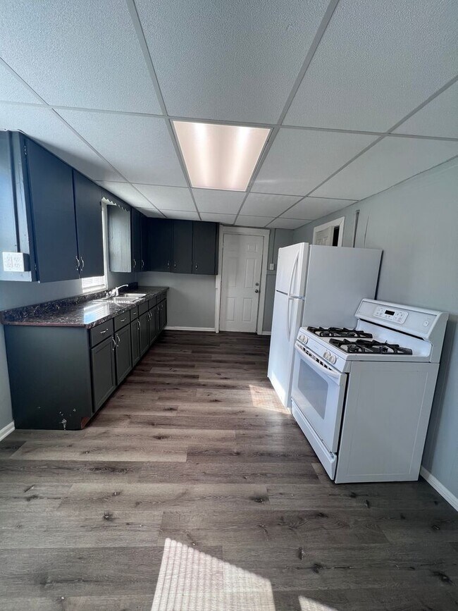 Foto del edificio - Bright Upper Two Bedroom Unit! Recently Remodeled!