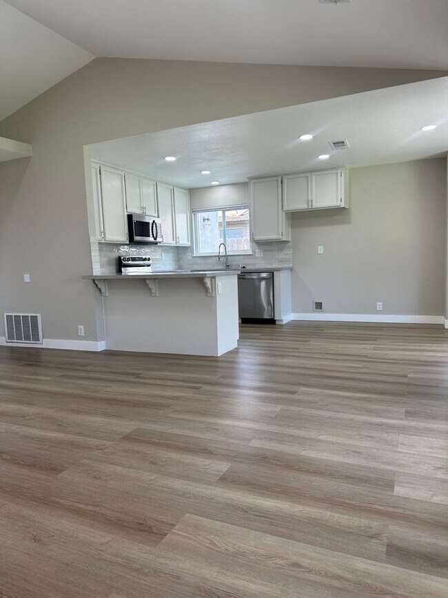 Foto del edificio - 2 WEEKS FREE RENT January Special - Beautiful newly remodeled home in Turlock