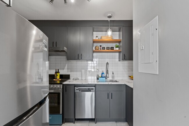 Photo du bâtiment - 2 Bedroom, 1 Bathroom newly renovated unit available Now!