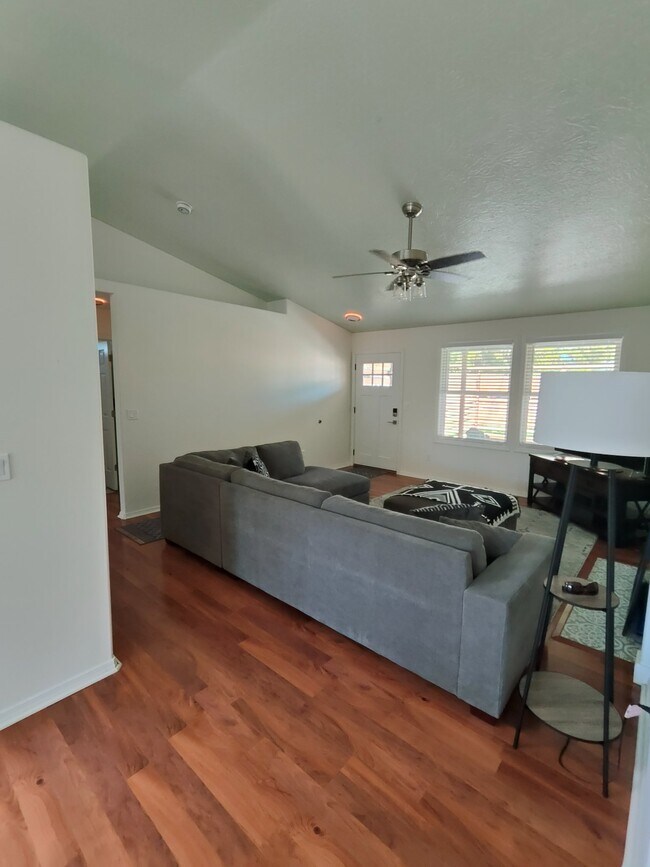 Building Photo - 955 Pheasant Ct