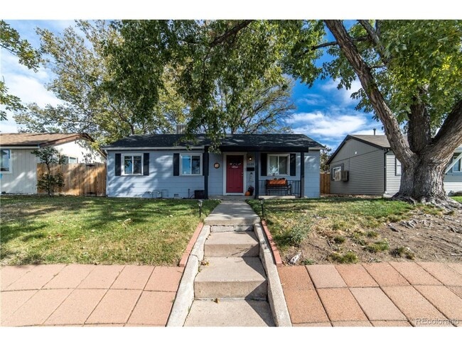 Building Photo - Nicely Remodeled 2 bedroom Bungalow.