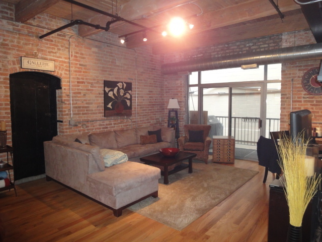 Living area - 420 W Ontario St