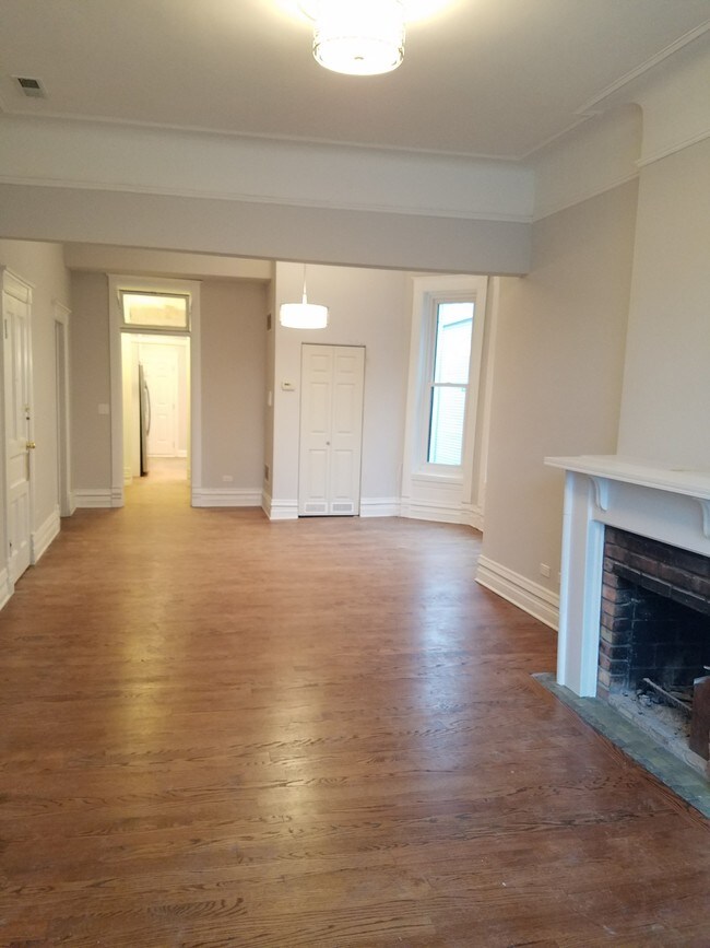 Building Photo - 3127 N Racine Ave