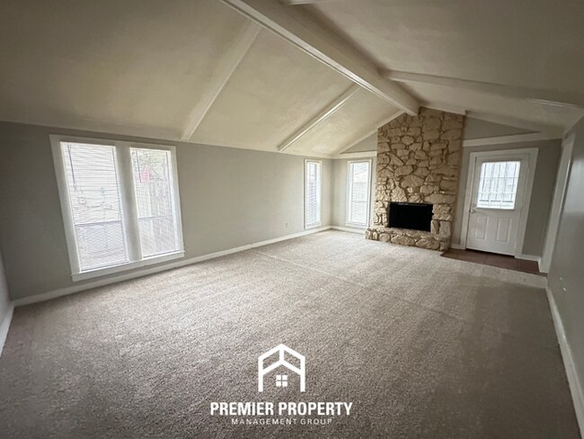 Building Photo - Spacious 3BR/2BA Memphis Home w/ Vaulted Ceilings, Fireplace & 2-Car Garage