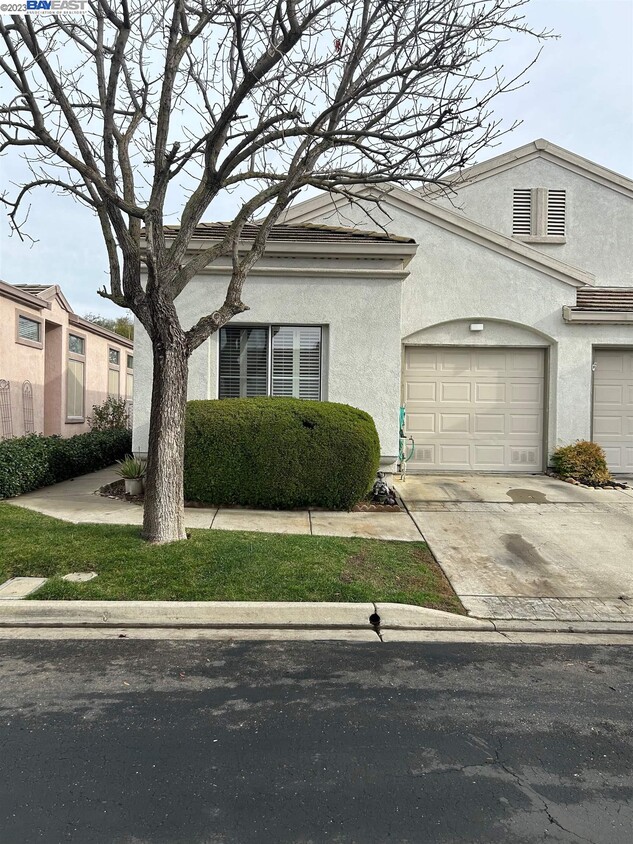 Primary Photo - 280 Winesap Dr