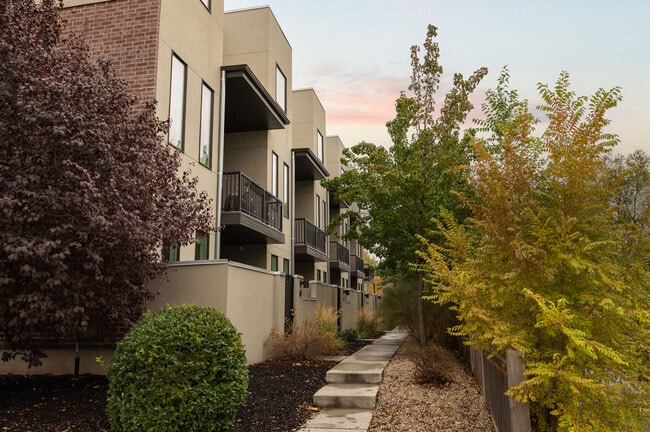 Building Photo - 315 W Reed Ave