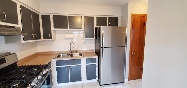 Foto del edificio - 7019 W Irving Park Rd