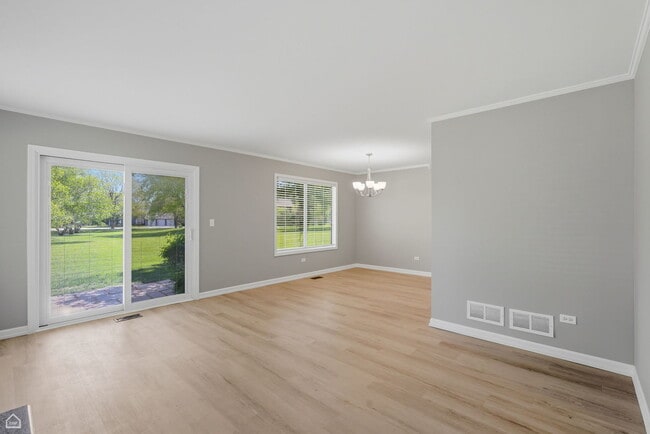 Building Photo - 934 Surrey Ln