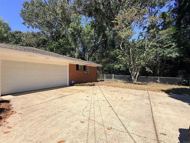 Foto del edificio - 713 Sweeten Creek Rd