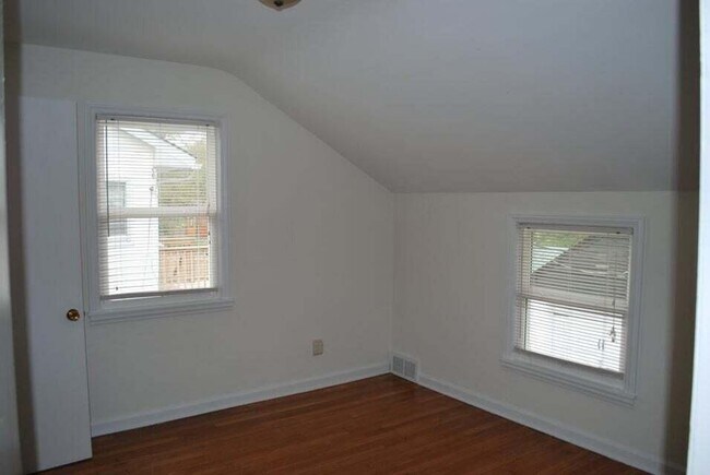 Building Photo - 506 Emerson Dr