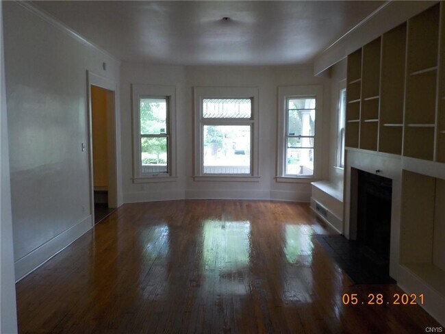 Building Photo - 689 Allen St