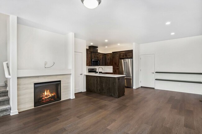 Foto del edificio - Spacious 3-Bed Townhome: 3 Minutes to St. Charles