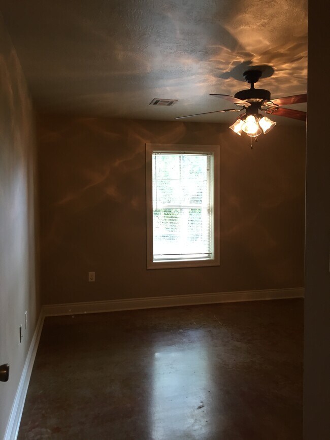 Building Photo - 889 Topsy Rd