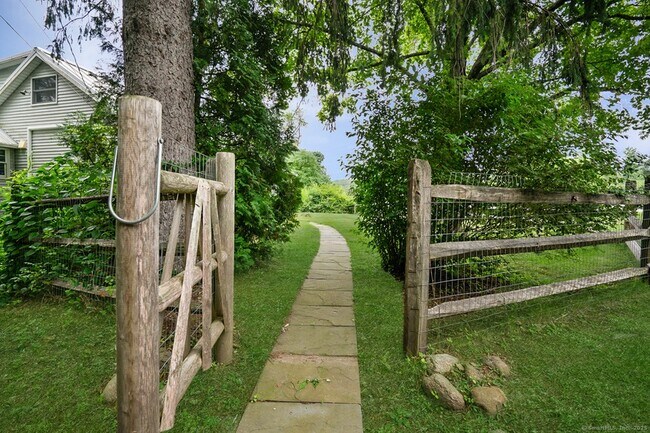 Foto del edificio - 2 Valley Rd