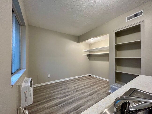 Foto del edificio - Newly Renovated 2BR/1BA Units at Whitethor...