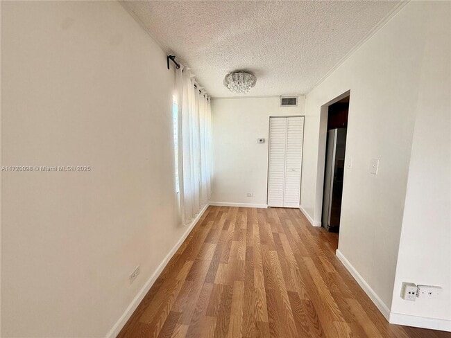 Foto del edificio - 3660 NE 166th St