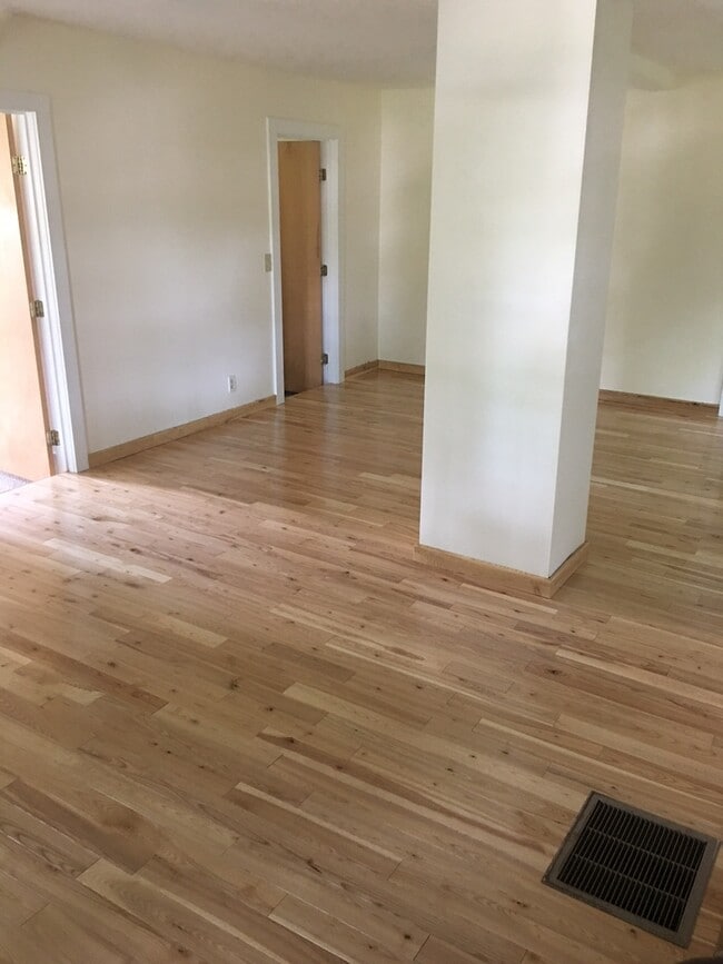 Building Photo - 3 bedroom, single family home