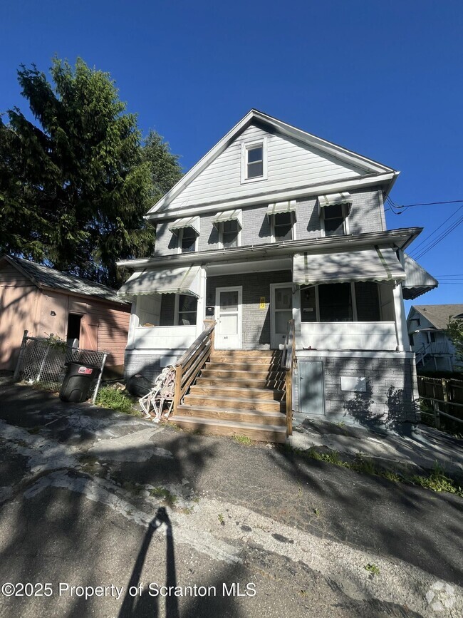 Building Photo - 613 13th Ave