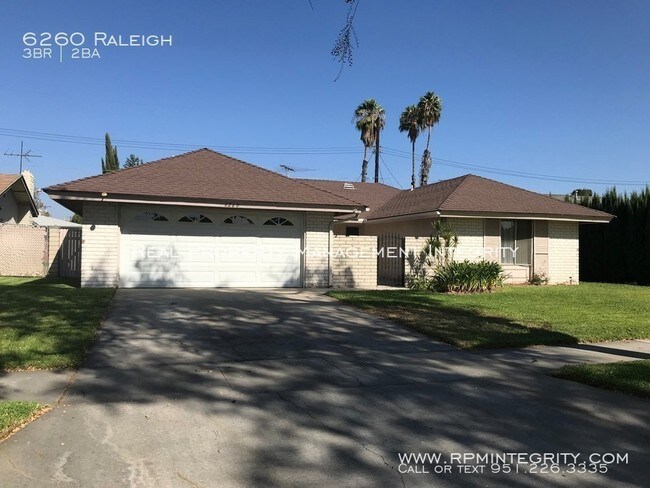 Building Photo - Mid Century Beauty